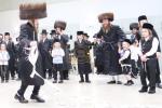 א אינגל טאנצט מצוה טאנץ... בנש"ק נכד האדמו"רים מלעלוב ניקלשבורג, הארנסטייפל.