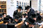 כ"ק אדמו"ר מסאטמאר שליט"א ביי תפלת שחרית און לערנען מיט די קינדער אין מאנטריאל