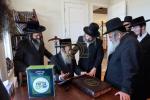 הנהלת קופת החסד צדקת העיר קרית יואל האבן אפגעשטאט א באזוך ביי הגאון הגדול רבי שמעון יצחק שלעזינגער שליט"א חבר הבד"ץ העדה החרדית ירושלים אין די אכנסניא אין קרית יואל