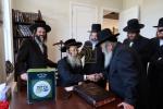 הנהלת קופת החסד צדקת העיר קרית יואל האבן אפגעשטאט א באזוך ביי הגאון הגדול רבי שמעון יצחק שלעזינגער שליט"א חבר הבד"ץ העדה החרדית ירושלים אין די אכנסניא אין קרית יואל