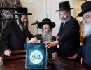 הנהלת קופת החסד צדקת העיר קרית יואל האבן אפגעשטאט א באזוך ביי הגאון הגדול רבי שמעון יצחק שלעזינגער שליט"א חבר הבד"ץ העדה החרדית ירושלים אין די אכנסניא אין קרית יואל