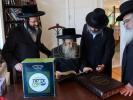 הנהלת קופת החסד צדקת העיר קרית יואל האבן אפגעשטאט א באזוך ביי הגאון הגדול רבי שמעון יצחק שלעזינגער שליט"א חבר הבד"ץ העדה החרדית ירושלים אין די אכנסניא אין קרית יואל