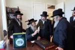 הנהלת קופת החסד צדקת העיר קרית יואל האבן אפגעשטאט א באזוך ביי הגאון הגדול רבי שמעון יצחק שלעזינגער שליט"א חבר הבד"ץ העדה החרדית ירושלים אין די אכנסניא אין קרית יואל