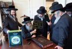 הנהלת קופת החסד צדקת העיר קרית יואל האבן אפגעשטאט א באזוך ביי הגאון הגדול רבי שמעון יצחק שלעזינגער שליט"א חבר הבד"ץ העדה החרדית ירושלים אין די אכנסניא אין קרית יואל