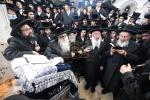 פולע גאלעריע: יארצייט אין חצר הקודש צאנז