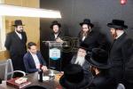 ביקור קודש ומסיבת לחיים של כ"ק אדמו"ר מ'טאהש שליט"א בהיכל הכולל דברי אש בהשתתפות פטרון הכולל הרבני הנגיד המפואר רודף צדקה וחסד מו"ה בערי ווייס הי"ו