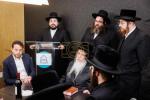 ביקור קודש ומסיבת לחיים של כ"ק אדמו"ר מ'טאהש שליט"א בהיכל הכולל דברי אש בהשתתפות פטרון הכולל הרבני הנגיד המפואר רודף צדקה וחסד מו"ה בערי ווייס הי"ו