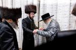 שבע ברכות בבית הרב הערשל שטערן בראשות כ"ק אדמו"ר מסאטמאר שליט"א 