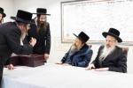 כ"ק אדמו"ר מבאבוב - 45 שליט"א געבט איבער שיחות פרידה און חלוקת פרסים אין די סניפי המוסדות