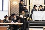 כ"ק אדמו"ר מבאבוב - 45 שליט"א געבט איבער שיחות פרידה און חלוקת פרסים אין די סניפי המוסדות