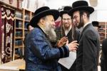 כ"ק אדמו"ר מבאבוב - 45 שליט"א געבט איבער שיחות פרידה און חלוקת פרסים אין די סניפי המוסדות