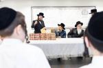 כ"ק אדמו"ר מבאבוב - 45 שליט"א געבט איבער שיחות פרידה און חלוקת פרסים אין די סניפי המוסדות