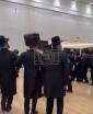 הנגידים המפורסמים בממלכת סאטמאר ר' ליפא פריעדמאן, ר' יעקב שוויממער, ר' אברהם בנימין קרויס, און חברי ועד להקים פון מוסדות סאטמאר קרית יואל, ביים שמחת החתונה בבית מוה"ר משה אלי' עסטרייכער הי"ו מנכ"ל מוסדות סאטמאר קרית יואל אין עטרת מלכה