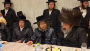 כ"ק אדמו"ר מקרעטשניף כפר עטה שליט"א ביים שמחת התנאים בבית ר' יואל קליין