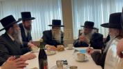 Main image for הגרא"ד דונער ראב"ד לאנדאן וואס איז אנגעקומען צו א מעמד חליצה אין אנטווערפן, באזוכט גדולי ישראל, און ביים מעמד חליצה.