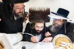 חגיגת הכנסת ספר תורה  להיכל ישיבת עסק התורה  ע"י הרבני הנגיד הרה"ח רבי יואל פליישמאן שליט"א פטרון הישיבה ונדבן הספר  בהשתתפות אדמור"י ורבני העיר שליט"א, מרביצי תורה ותלמידי הישיבה