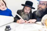 חגיגת הכנסת ספר תורה  להיכל ישיבת עסק התורה  ע"י הרבני הנגיד הרה"ח רבי יואל פליישמאן שליט"א פטרון הישיבה ונדבן הספר  בהשתתפות אדמור"י ורבני העיר שליט"א, מרביצי תורה ותלמידי הישיבה