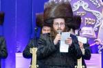 חגיגת הכנסת ספר תורה  להיכל ישיבת עסק התורה  ע"י הרבני הנגיד הרה"ח רבי יואל פליישמאן שליט"א פטרון הישיבה ונדבן הספר  בהשתתפות אדמור"י ורבני העיר שליט"א, מרביצי תורה ותלמידי הישיבה