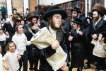 חגיגת הכנסת ספר תורה  להיכל ישיבת עסק התורה  ע"י הרבני הנגיד הרה"ח רבי יואל פליישמאן שליט"א פטרון הישיבה ונדבן הספר  בהשתתפות אדמור"י ורבני העיר שליט"א, מרביצי תורה ותלמידי הישיבה