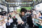 חגיגת הכנסת ספר תורה  להיכל ישיבת עסק התורה  ע"י הרבני הנגיד הרה"ח רבי יואל פליישמאן שליט"א פטרון הישיבה ונדבן הספר  בהשתתפות אדמור"י ורבני העיר שליט"א, מרביצי תורה ותלמידי הישיבה