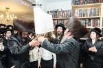 חגיגת הכנסת ספר תורה  להיכל ישיבת עסק התורה  ע"י הרבני הנגיד הרה"ח רבי יואל פליישמאן שליט"א פטרון הישיבה ונדבן הספר  בהשתתפות אדמור"י ורבני העיר שליט"א, מרביצי תורה ותלמידי הישיבה