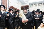 חגיגת הכנסת ספר תורה  להיכל ישיבת עסק התורה  ע"י הרבני הנגיד הרה"ח רבי יואל פליישמאן שליט"א פטרון הישיבה ונדבן הספר  בהשתתפות אדמור"י ורבני העיר שליט"א, מרביצי תורה ותלמידי הישיבה