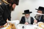חגיגת הכנסת ספר תורה  להיכל ישיבת עסק התורה  ע"י הרבני הנגיד הרה"ח רבי יואל פליישמאן שליט"א פטרון הישיבה ונדבן הספר  בהשתתפות אדמור"י ורבני העיר שליט"א, מרביצי תורה ותלמידי הישיבה