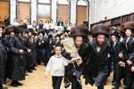 חגיגת הכנסת ספר תורה  להיכל ישיבת עסק התורה  ע"י הרבני הנגיד הרה"ח רבי יואל פליישמאן שליט"א פטרון הישיבה ונדבן הספר  בהשתתפות אדמור"י ורבני העיר שליט"א, מרביצי תורה ותלמידי הישיבה