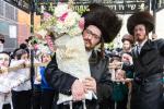 חגיגת הכנסת ספר תורה  להיכל ישיבת עסק התורה  ע"י הרבני הנגיד הרה"ח רבי יואל פליישמאן שליט"א פטרון הישיבה ונדבן הספר  בהשתתפות אדמור"י ורבני העיר שליט"א, מרביצי תורה ותלמידי הישיבה