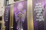 חגיגת הכנסת ספר תורה  להיכל ישיבת עסק התורה  ע"י הרבני הנגיד הרה"ח רבי יואל פליישמאן שליט"א פטרון הישיבה ונדבן הספר  בהשתתפות אדמור"י ורבני העיר שליט"א, מרביצי תורה ותלמידי הישיבה