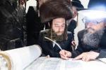 חגיגת הכנסת ספר תורה  להיכל ישיבת עסק התורה  ע"י הרבני הנגיד הרה"ח רבי יואל פליישמאן שליט"א פטרון הישיבה ונדבן הספר  בהשתתפות אדמור"י ורבני העיר שליט"א, מרביצי תורה ותלמידי הישיבה