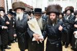 חגיגת הכנסת ספר תורה  להיכל ישיבת עסק התורה  ע"י הרבני הנגיד הרה"ח רבי יואל פליישמאן שליט"א פטרון הישיבה ונדבן הספר  בהשתתפות אדמור"י ורבני העיר שליט"א, מרביצי תורה ותלמידי הישיבה