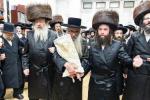 חגיגת הכנסת ספר תורה  להיכל ישיבת עסק התורה  ע"י הרבני הנגיד הרה"ח רבי יואל פליישמאן שליט"א פטרון הישיבה ונדבן הספר  בהשתתפות אדמור"י ורבני העיר שליט"א, מרביצי תורה ותלמידי הישיבה