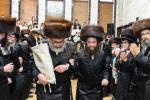 חגיגת הכנסת ספר תורה  להיכל ישיבת עסק התורה  ע"י הרבני הנגיד הרה"ח רבי יואל פליישמאן שליט"א פטרון הישיבה ונדבן הספר  בהשתתפות אדמור"י ורבני העיר שליט"א, מרביצי תורה ותלמידי הישיבה
