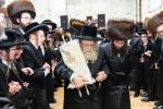 חגיגת הכנסת ספר תורה  להיכל ישיבת עסק התורה  ע"י הרבני הנגיד הרה"ח רבי יואל פליישמאן שליט"א פטרון הישיבה ונדבן הספר  בהשתתפות אדמור"י ורבני העיר שליט"א, מרביצי תורה ותלמידי הישיבה