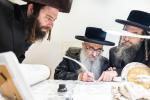 חגיגת הכנסת ספר תורה  להיכל ישיבת עסק התורה  ע"י הרבני הנגיד הרה"ח רבי יואל פליישמאן שליט"א פטרון הישיבה ונדבן הספר  בהשתתפות אדמור"י ורבני העיר שליט"א, מרביצי תורה ותלמידי הישיבה