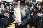 חגיגת הכנסת ספר תורה  להיכל ישיבת עסק התורה  ע"י הרבני הנגיד הרה"ח רבי יואל פליישמאן שליט"א פטרון הישיבה ונדבן הספר  בהשתתפות אדמור"י ורבני העיר שליט"א, מרביצי תורה ותלמידי הישיבה