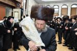 חגיגת הכנסת ספר תורה  להיכל ישיבת עסק התורה  ע"י הרבני הנגיד הרה"ח רבי יואל פליישמאן שליט"א פטרון הישיבה ונדבן הספר  בהשתתפות אדמור"י ורבני העיר שליט"א, מרביצי תורה ותלמידי הישיבה