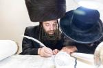 חגיגת הכנסת ספר תורה  להיכל ישיבת עסק התורה  ע"י הרבני הנגיד הרה"ח רבי יואל פליישמאן שליט"א פטרון הישיבה ונדבן הספר  בהשתתפות אדמור"י ורבני העיר שליט"א, מרביצי תורה ותלמידי הישיבה