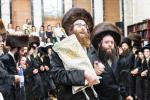 חגיגת הכנסת ספר תורה  להיכל ישיבת עסק התורה  ע"י הרבני הנגיד הרה"ח רבי יואל פליישמאן שליט"א פטרון הישיבה ונדבן הספר  בהשתתפות אדמור"י ורבני העיר שליט"א, מרביצי תורה ותלמידי הישיבה