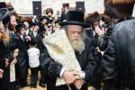 חגיגת הכנסת ספר תורה  להיכל ישיבת עסק התורה  ע"י הרבני הנגיד הרה"ח רבי יואל פליישמאן שליט"א פטרון הישיבה ונדבן הספר  בהשתתפות אדמור"י ורבני העיר שליט"א, מרביצי תורה ותלמידי הישיבה