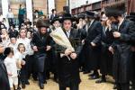 חגיגת הכנסת ספר תורה  להיכל ישיבת עסק התורה  ע"י הרבני הנגיד הרה"ח רבי יואל פליישמאן שליט"א פטרון הישיבה ונדבן הספר  בהשתתפות אדמור"י ורבני העיר שליט"א, מרביצי תורה ותלמידי הישיבה