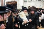 חגיגת הכנסת ספר תורה  להיכל ישיבת עסק התורה  ע"י הרבני הנגיד הרה"ח רבי יואל פליישמאן שליט"א פטרון הישיבה ונדבן הספר  בהשתתפות אדמור"י ורבני העיר שליט"א, מרביצי תורה ותלמידי הישיבה