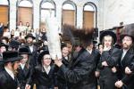 חגיגת הכנסת ספר תורה  להיכל ישיבת עסק התורה  ע"י הרבני הנגיד הרה"ח רבי יואל פליישמאן שליט"א פטרון הישיבה ונדבן הספר  בהשתתפות אדמור"י ורבני העיר שליט"א, מרביצי תורה ותלמידי הישיבה