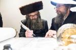 חגיגת הכנסת ספר תורה  להיכל ישיבת עסק התורה  ע"י הרבני הנגיד הרה"ח רבי יואל פליישמאן שליט"א פטרון הישיבה ונדבן הספר  בהשתתפות אדמור"י ורבני העיר שליט"א, מרביצי תורה ותלמידי הישיבה