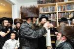 חגיגת הכנסת ספר תורה  להיכל ישיבת עסק התורה  ע"י הרבני הנגיד הרה"ח רבי יואל פליישמאן שליט"א פטרון הישיבה ונדבן הספר  בהשתתפות אדמור"י ורבני העיר שליט"א, מרביצי תורה ותלמידי הישיבה