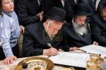 פולע גאלעריע: הנגיד ר' אברהם יודא גאלדבערגער הי"ו קויפט אפ בנין הענדל מרים מיט א נדבה פון צען מיליאן דאלער - בראשות כ"ק אדמו"ר מסאטמאר שליט"א.
