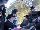 הגה"צ רבי יצחק משה ערלאנגער שליט"א באזוכט ביי כ"ק אדמו"ר מתולדות אברהם יצחק שליט"א בנאות דשא אין א וואלד נאנט צום מעון הנופש אין הר יונה.