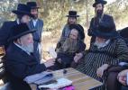 הגה"צ רבי יצחק משה ערלאנגער שליט"א באזוכט ביי כ"ק אדמו"ר מתולדות אברהם יצחק שליט"א בנאות דשא אין א וואלד נאנט צום מעון הנופש אין הר יונה.