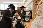 כ"ק אדמו"ר מקהל חסידי ירושלים שליט"א וועלעכער וויילט דעי טעג אין קרית יואל ביים מחזק זיין די עסקני צדקת העיר קרית יואל.